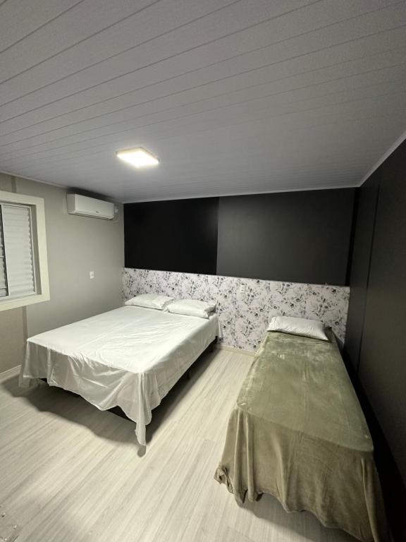 沙佩科Loft Lux 1的一间卧室,配有两张床