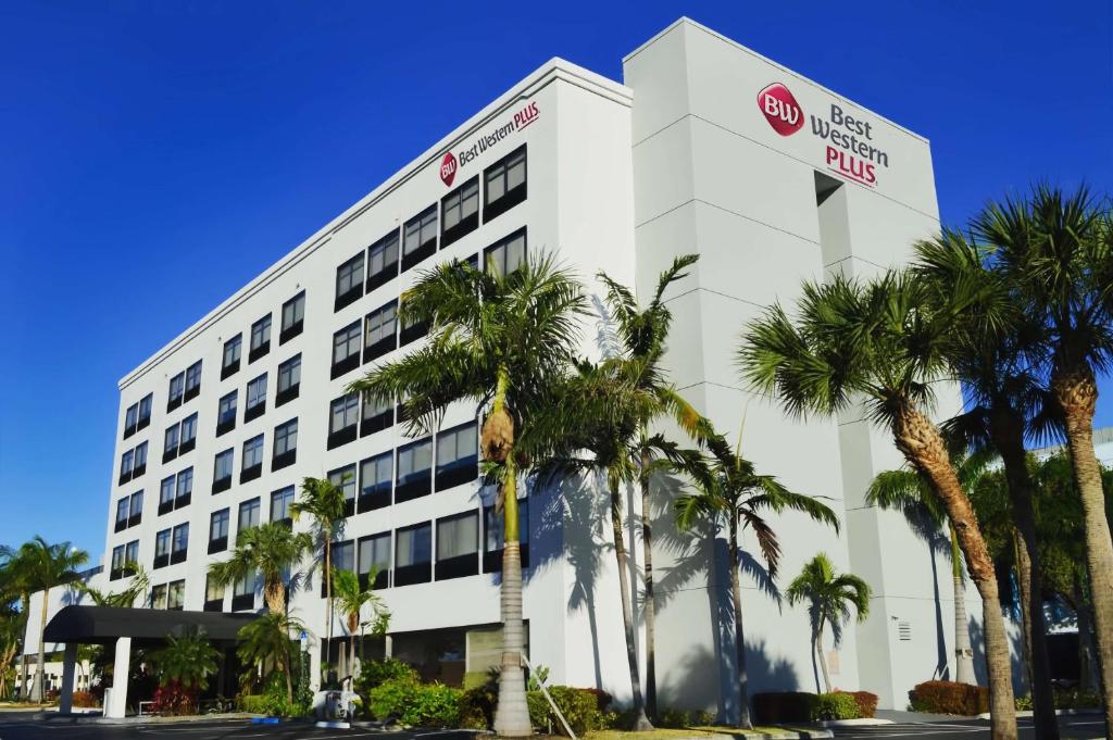 好莱坞Best Western Plus Ft Lauderdale Hollywood Airport Hotel的一座棕榈树的办公楼
