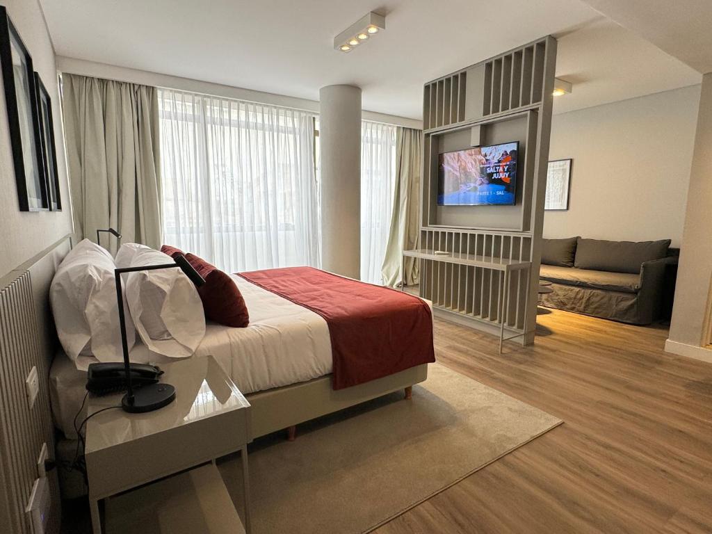 萨尔塔Guemes Hotel & Spa的酒店客房设有床和客厅。