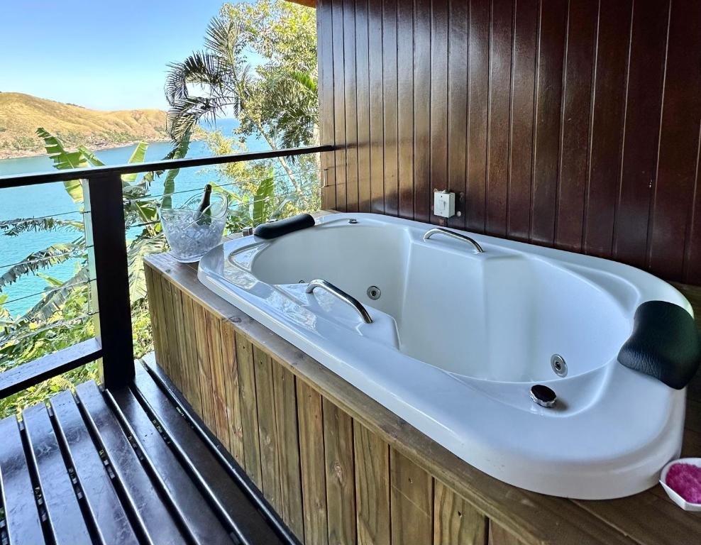 稻克稻克格兰德Ilha de Toque Toque Eco Boutique Hotel & Spa的水景甲板上的浴缸