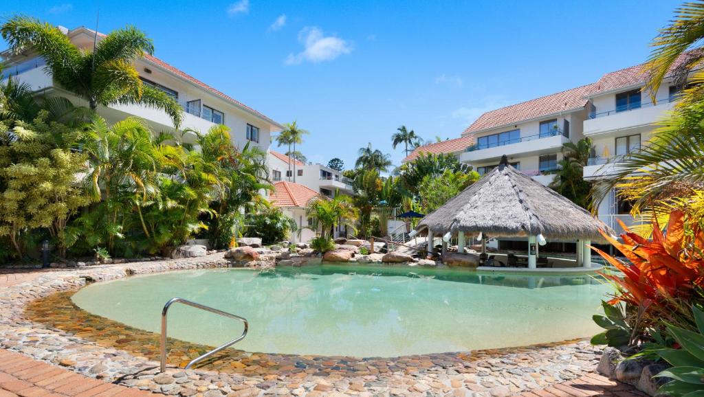 努萨角努沙国际公寓式度假酒店的酒店前的游泳池
