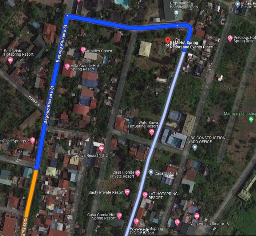 卡兰巴G-HOTEL LUXURY VILLA RESORT AND HOT SPRING的蓝线和建筑物的郊区地图