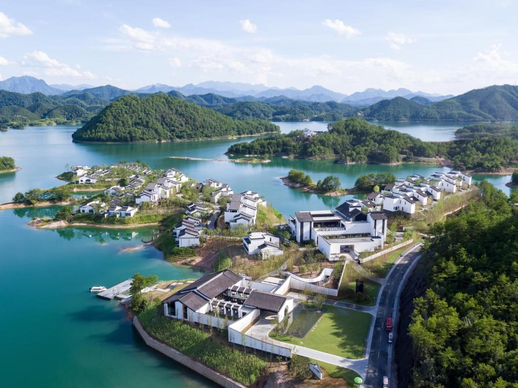 淳安千岛湖安岚酒店的享有湖上度假村的空中景致