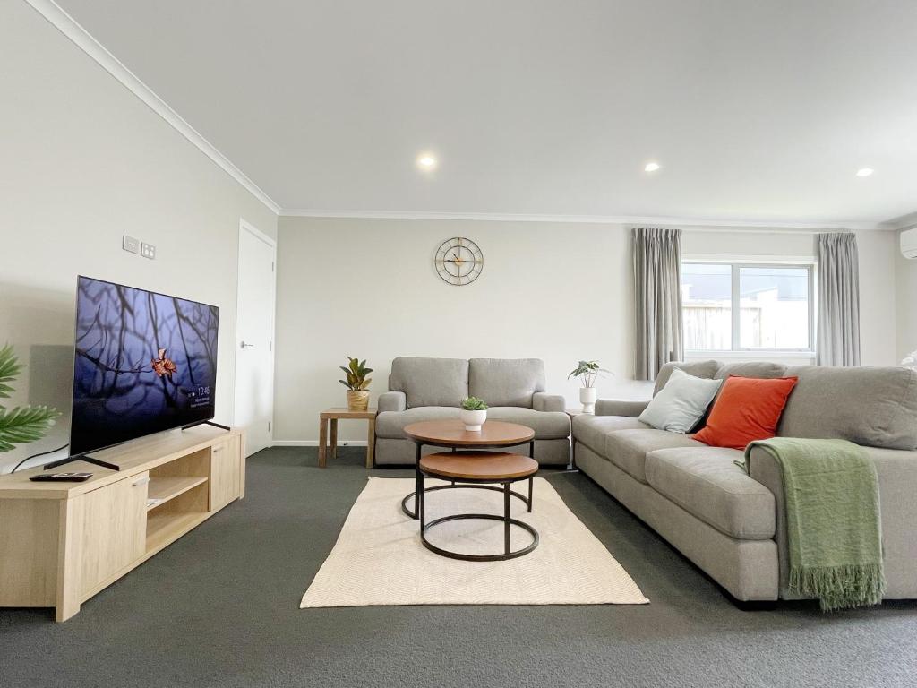 汉密尔顿Modern and Comfortable Home in Flagstaff的带沙发和电视的客厅