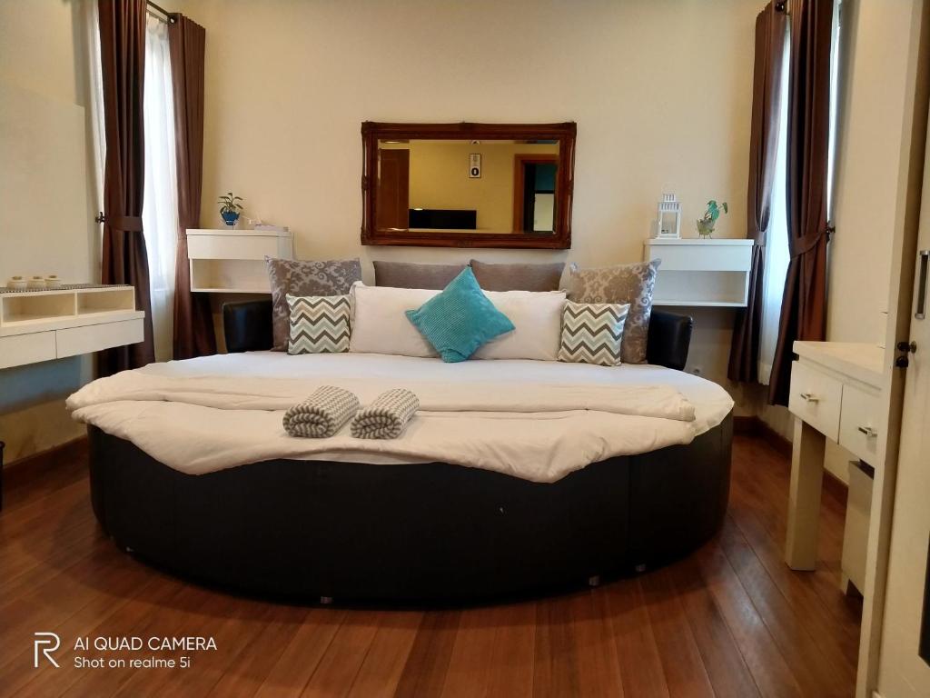Gadok 1Vimala Hills FARLA Villa - 3BR的一张大床,位于带镜子的房间里
