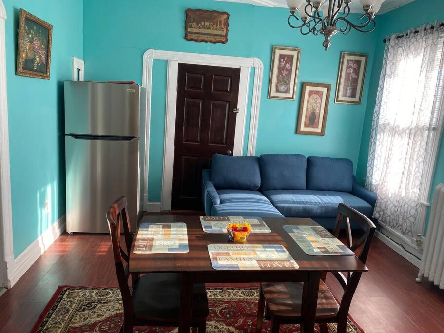 斯克内克塔迪Classic King Suite Apartment的蓝色的客厅配有桌子和蓝色的沙发