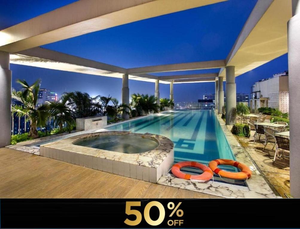 达卡FARS Hotel & Resorts - BAR-Buffet-Pool-SPA的游泳池旁设有2艘充气皮艇