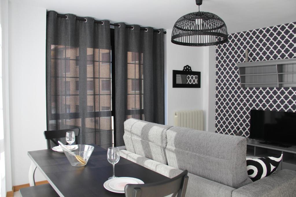 纳赫拉Apartamentos Vino y Camino的客厅配有沙发和桌子