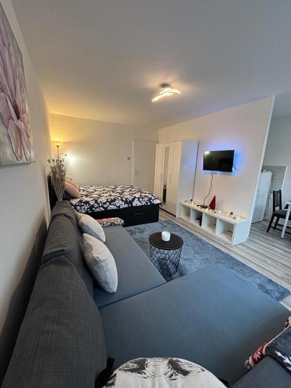 萨莫博尔Studio apartman Stefi的客厅配有沙发和1张床