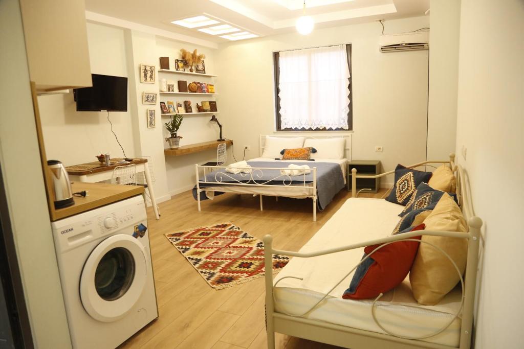地拉那Illyrian studio apartment 2的客厅配有床和洗衣机