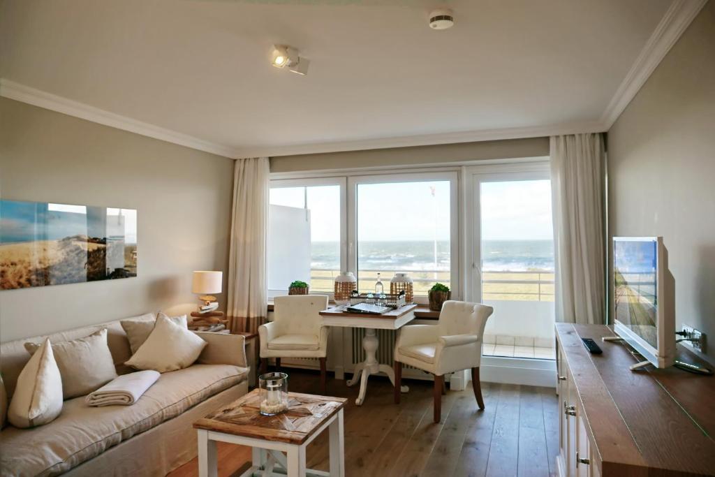 文尼斯塔特Seafront Duenenhof zum Kronprinzen的客厅配有沙发和桌子