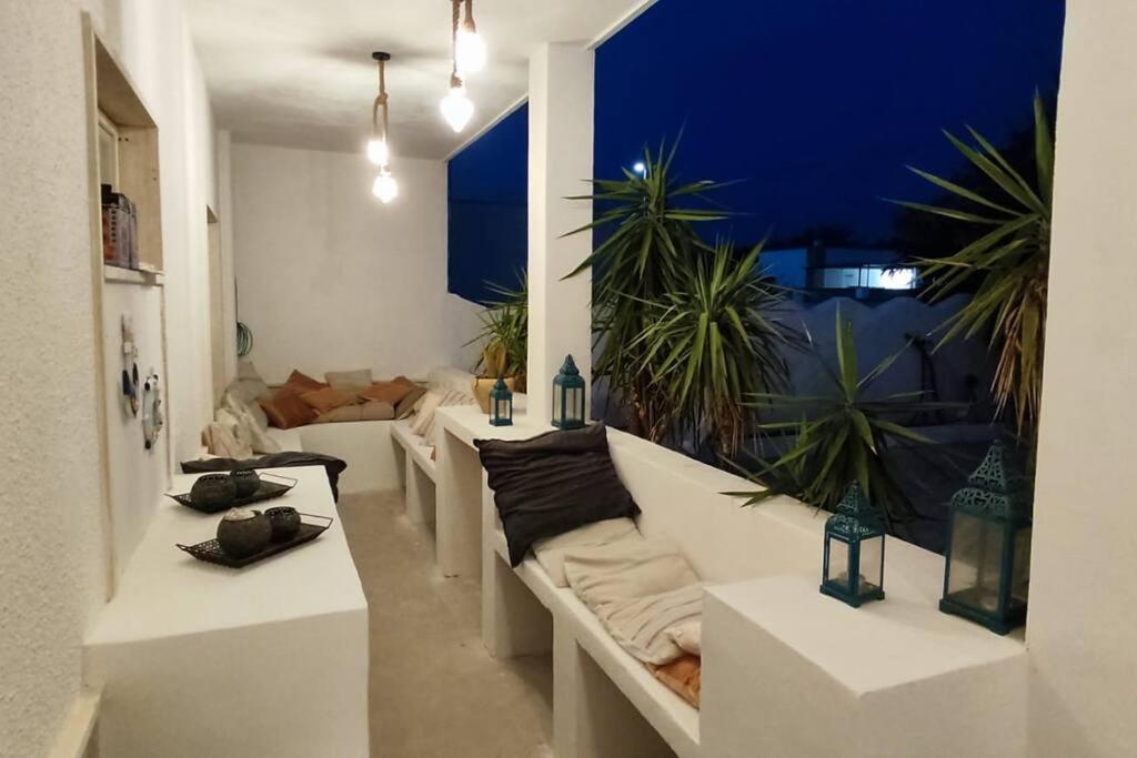 托雷奇安卡Casa Vacanza Villa Stefy - Salento的客厅配有白色沙发和棕榈树