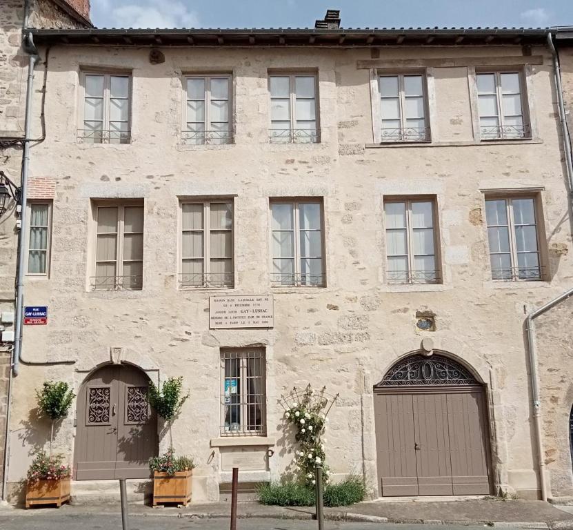 圣莱奥纳尔德诺布拉Maison gay lussac的一座古老的石头建筑,设有两扇门和窗户