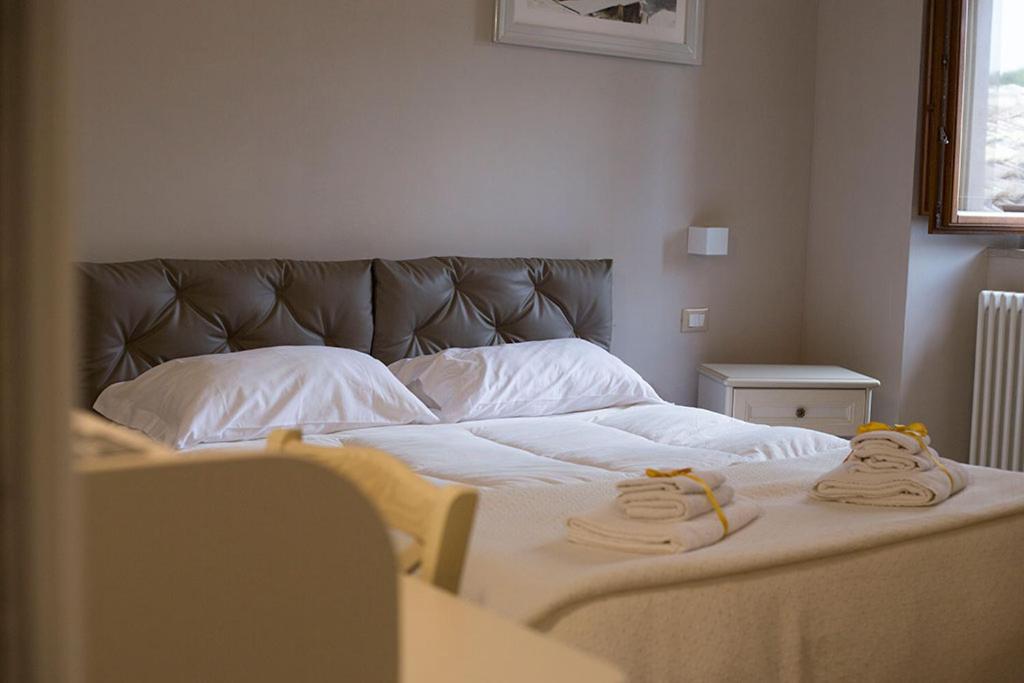 BovinoResidenza la Portella的一间卧室配有带毛巾的床