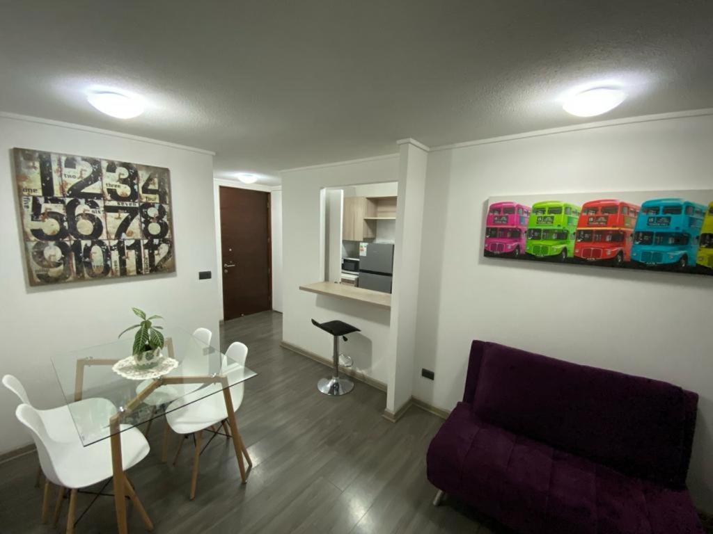 圣地亚哥Ñuñoa, Bello departamento, La mejor ubicacion的客厅配有紫色沙发和桌子