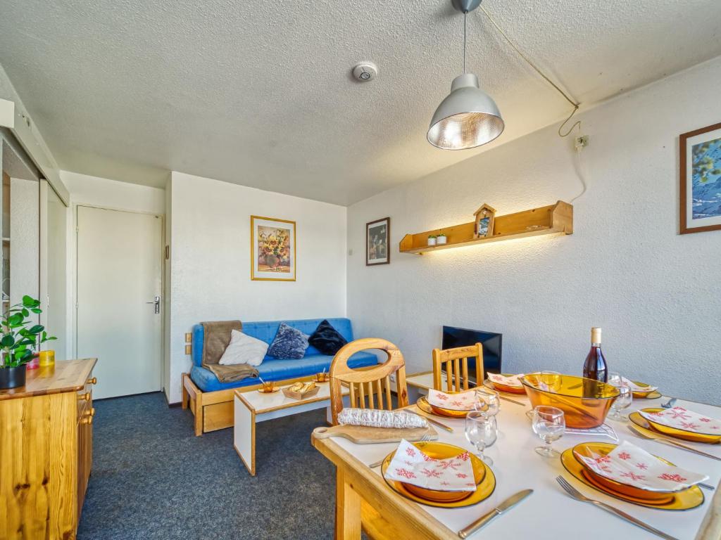勒克比尔Apartment Lunik Orion-41 by Interhome的客厅配有桌子和沙发