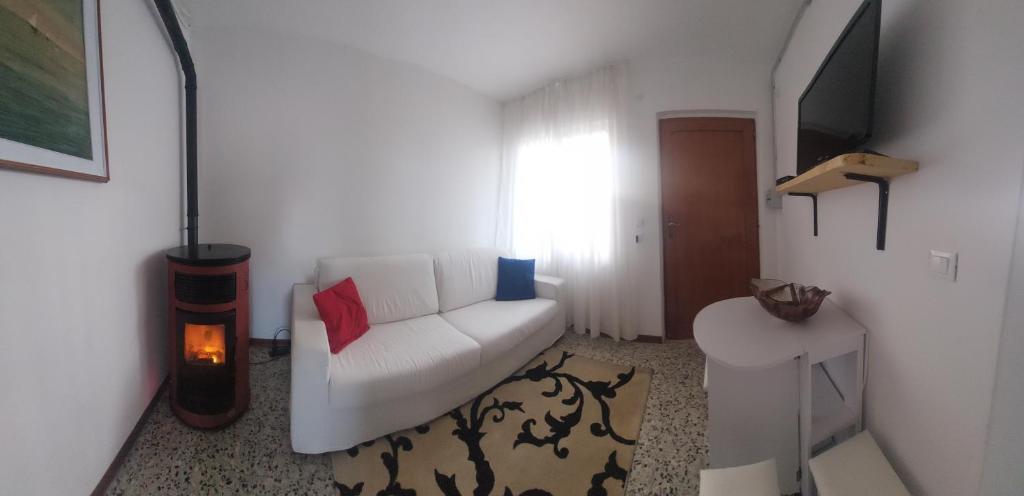 PerinoLa casa di Mia的客厅配有白色的沙发和桌子