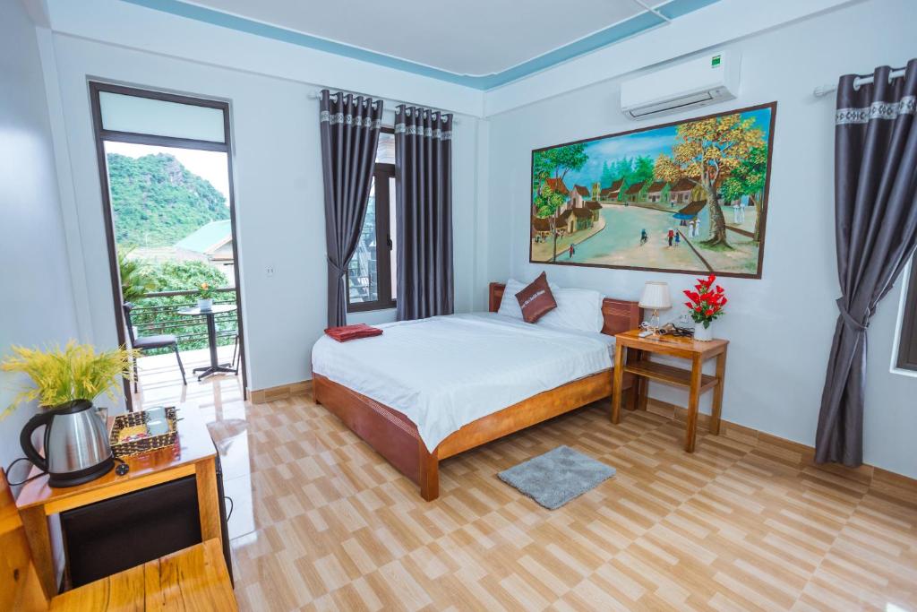 峰牙Phong Nha Cherish House的一间卧室设有一张床和一个大窗户