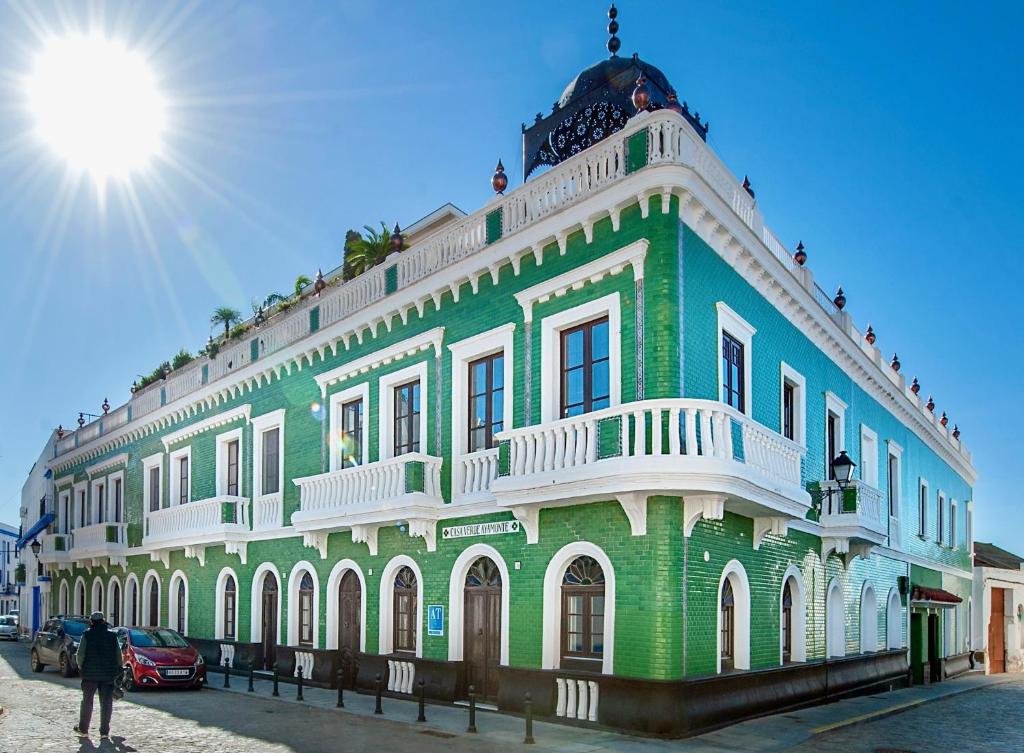 阿亚蒙特Casa Verde Ayamonte的街道上一座绿色和白色的大建筑