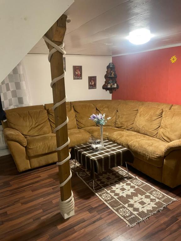 MörrumStuga的客厅配有棕色沙发和桌子