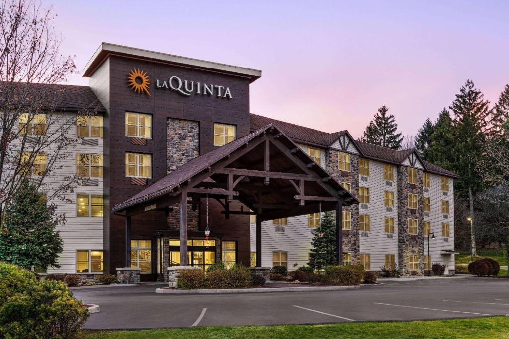 乔治湖La Quinta Inn & Suites by Wyndham Lake George的建筑的 ⁇ 染