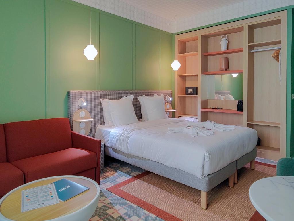 尼斯Aparthotel AMMI Nice Lafayette的一间卧室配有一张床和一张红色椅子