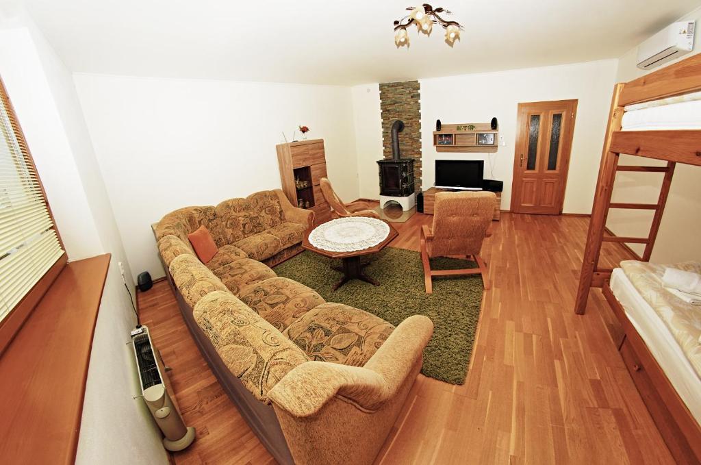 VažecApartmany pod Tatrami的客厅配有沙发和桌子