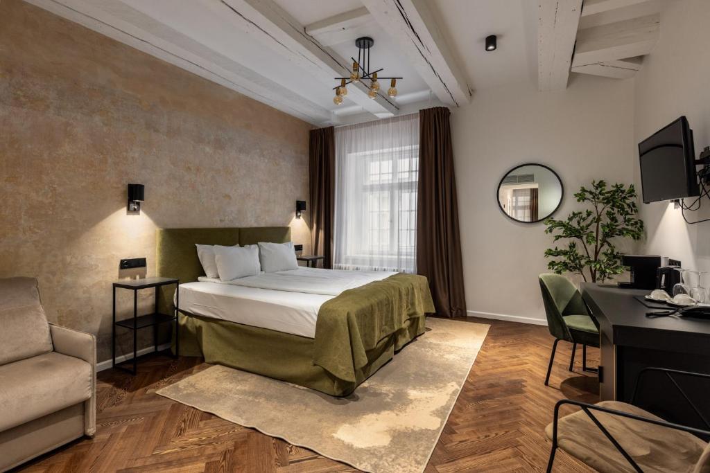 里加Konventa Sēta Hotel Keystone Collection的配有一张床和一张书桌的酒店客房