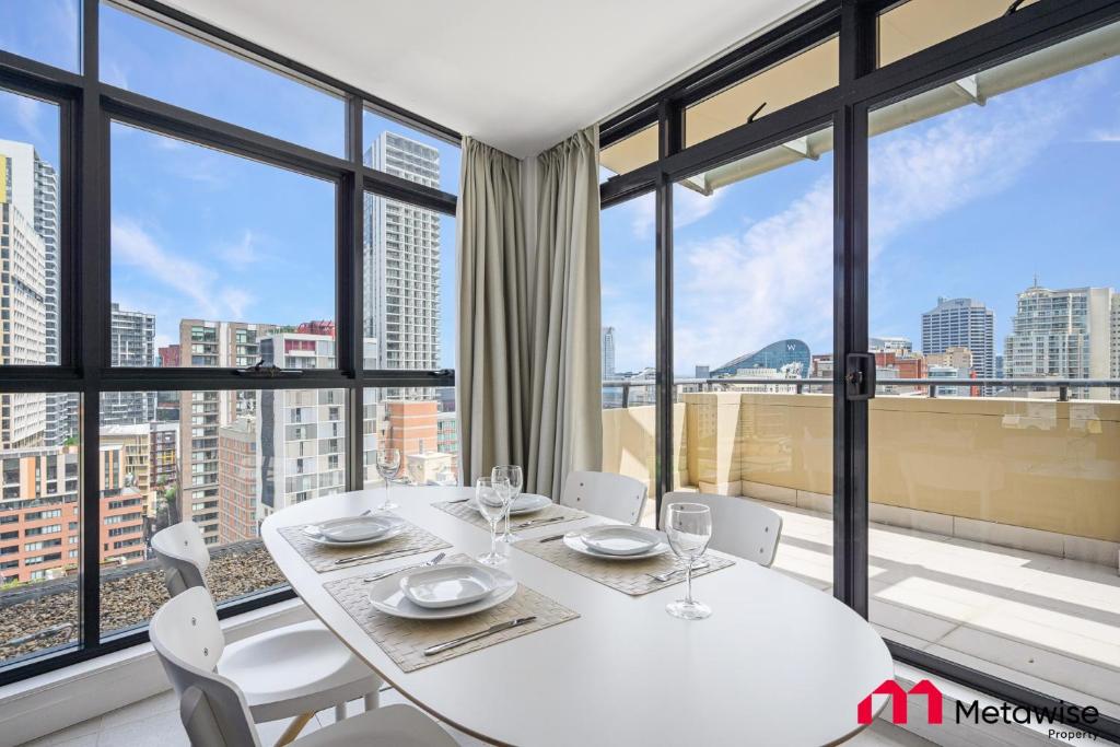 悉尼MetaWise Sydney CBD Haymarket Luxe 2Bed Penthouse Aqua的窗户客房内的白色桌椅