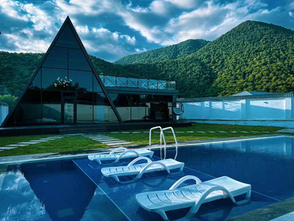 盖贝莱Qafqaz Royal Chalet的一个带山地游泳池的度假村