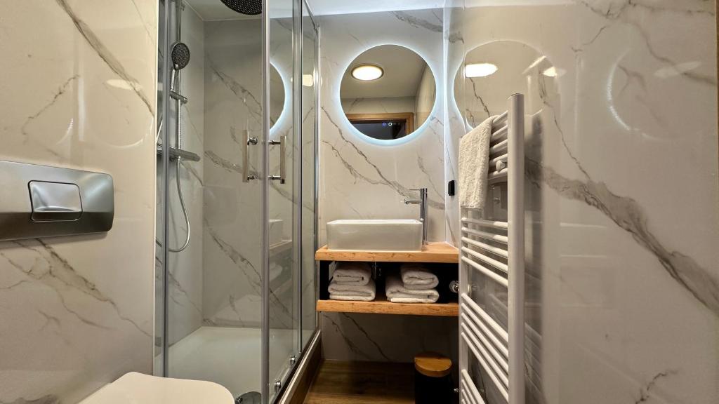 里茨勒恩Alpen Lodge Riezlern的带淋浴和盥洗盆的浴室