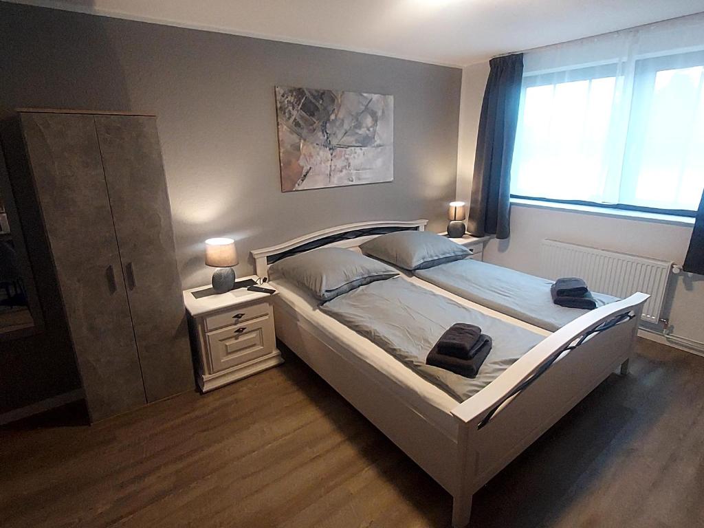 JagelLandgasthof "Hotel zum Norden"的一间卧室设有一张大床和一个窗户。