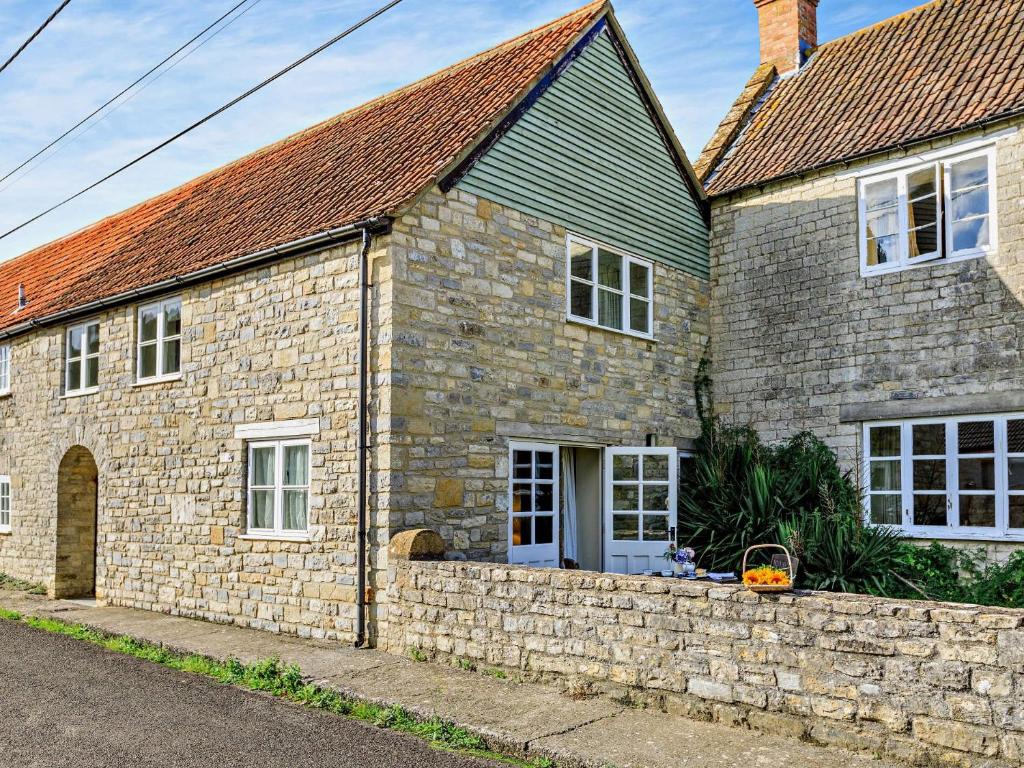 West Camel1 Bed in Castle Cary POLOC的一座石墙的旧砖房子