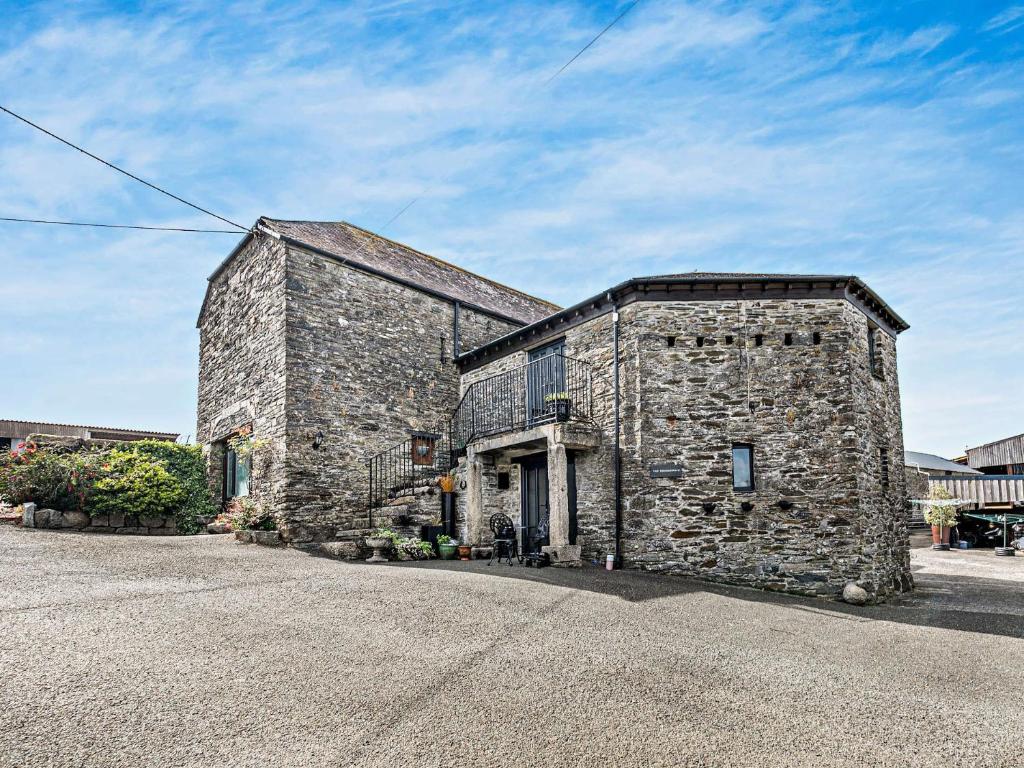 Menheniot2 Bed in Looe TRERO的街道边的古老石头建筑