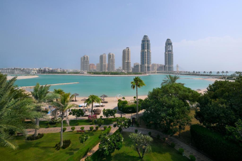 多哈多哈君悦别墅酒店的从公寓可欣赏到迪拜市的景色