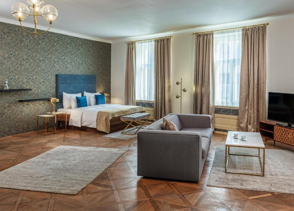 布拉格Golden Angel Suites by Adrez的酒店客房,配有床和沙发