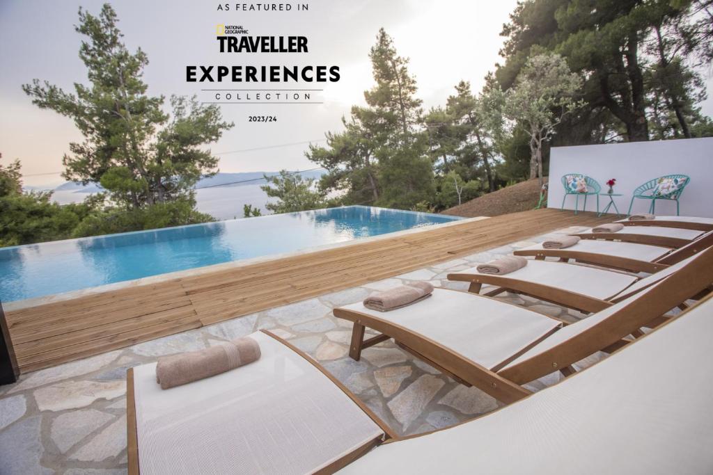 斯基亚索斯镇Allure Luxury Villas的一组躺椅和一个游泳池