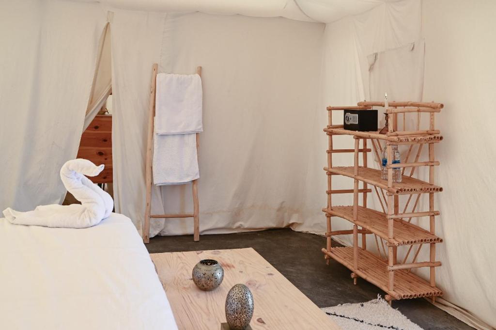El KariaEmeraude Camp Agafay的一间设有一张床和梯子的房间