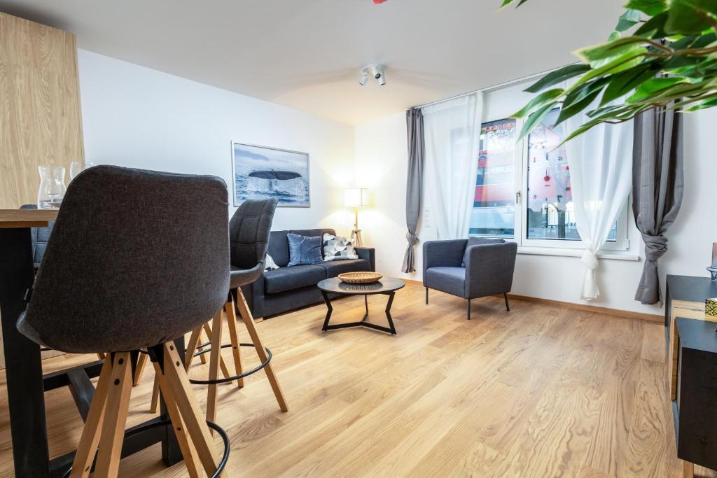 维也纳Zoder Apartments的客厅配有沙发、椅子和桌子