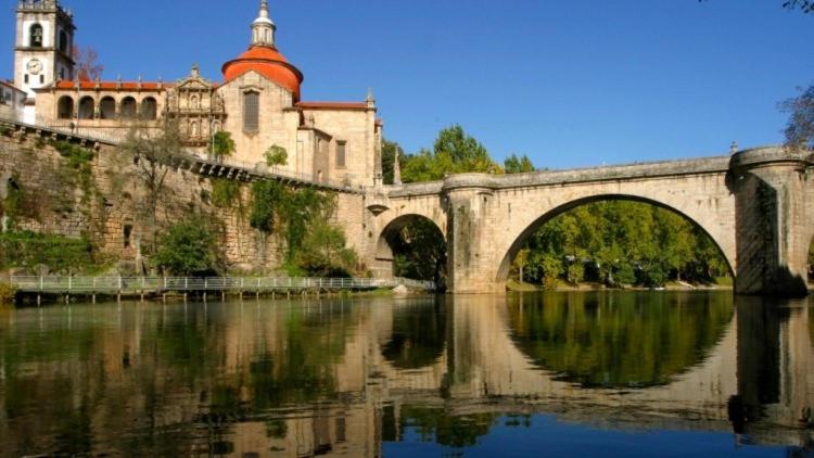 阿马兰特Casa de Joia BirdHouse的一座建有建筑物的桥