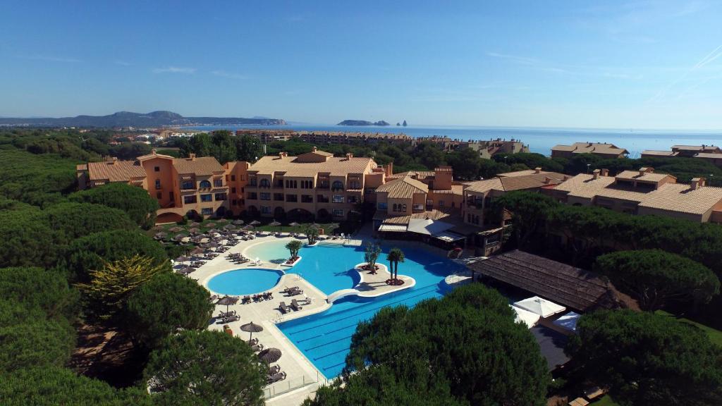 帕尔斯拉科斯塔酒店高尔夫及海滩度假酒店的享有带游泳池的度假村的空中景致