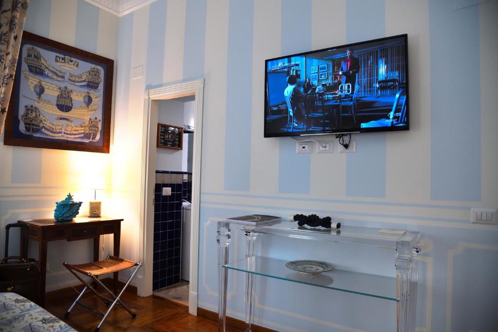安齐奥Regal House Anzio Manetti 16的客厅的墙上配有平面电视。