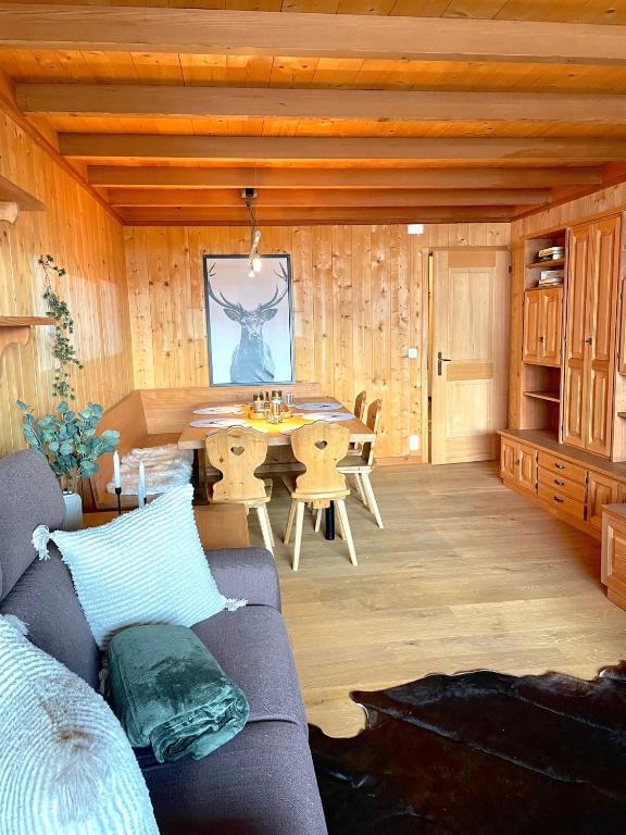 圣莫里茨Cozy apartment in St. Moritz的客厅配有沙发和桌子