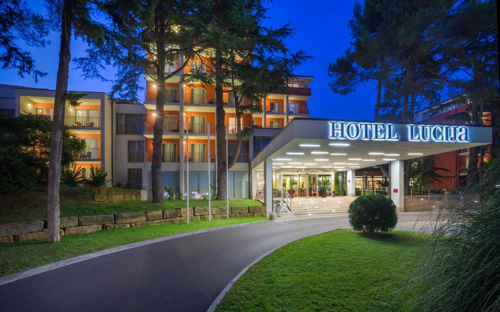 波尔托罗Remisens Hotel LUCIJA的带有读酒店乌奇达标志的酒店