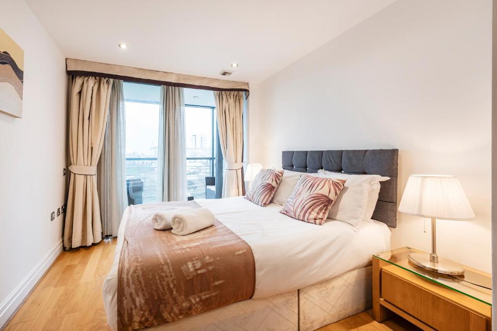 伦敦Modern Paddington Station 2 Bedroom Apartment的一间卧室设有一张大床和一个窗户。