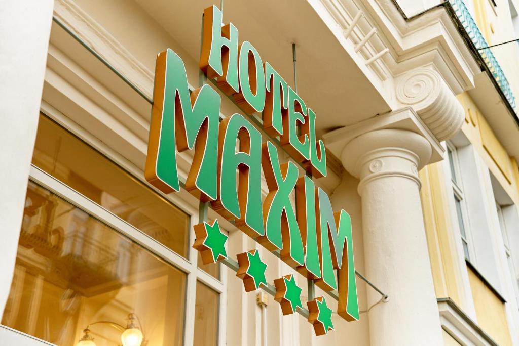 玛丽亚温泉马克西姆酒店的一间新马克斯韦尔商店的商店标志