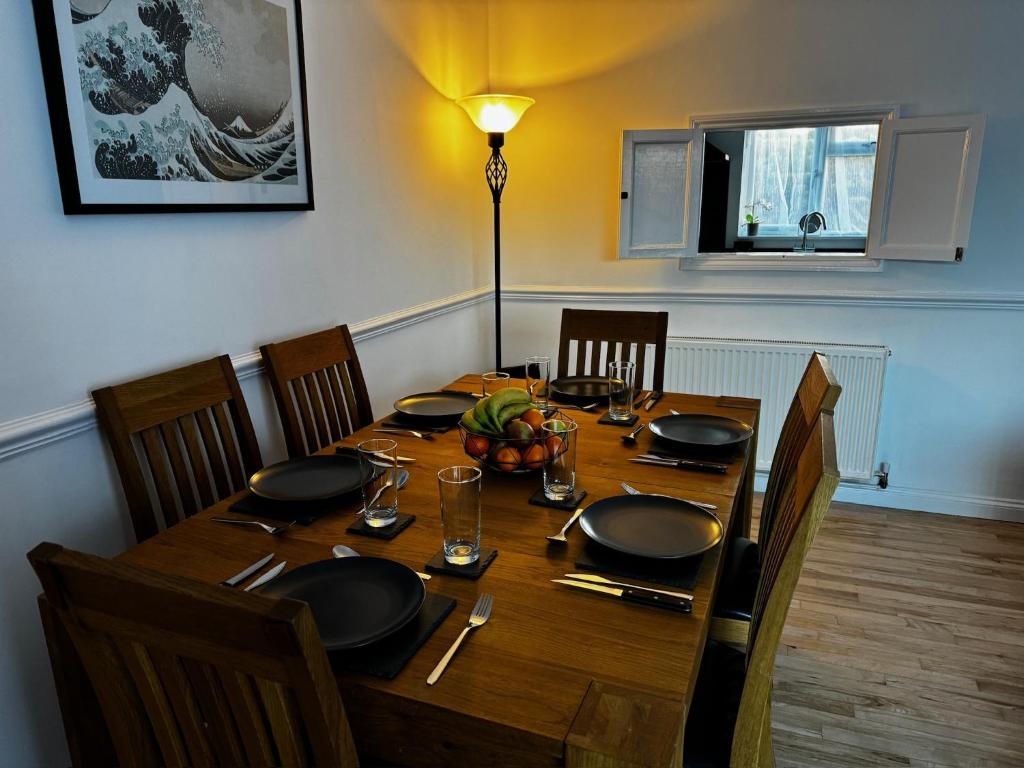 拉姆斯盖特Station house的餐桌、椅子、桌子、盘子和玻璃杯
