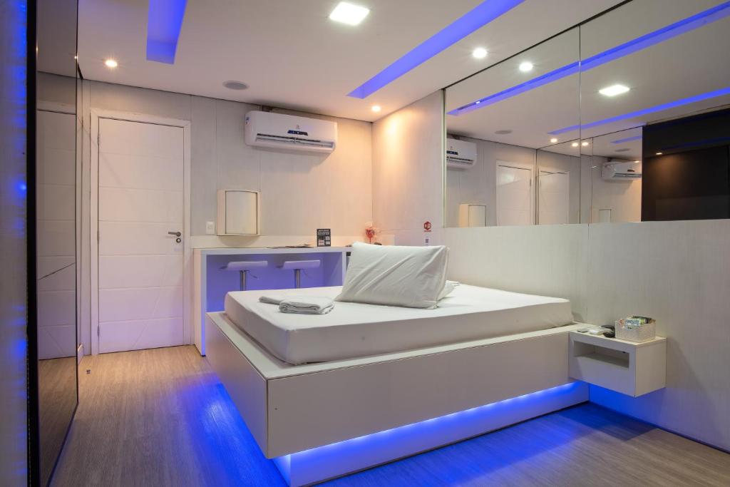 贝洛奥里藏特Motel fantasy 4 (adult Only)的白色的客房配有床和镜子