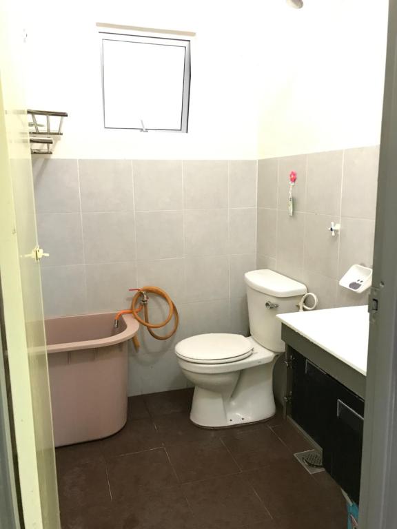 TeronohFidaiy Homestay的浴室配有卫生间、浴缸和水槽。