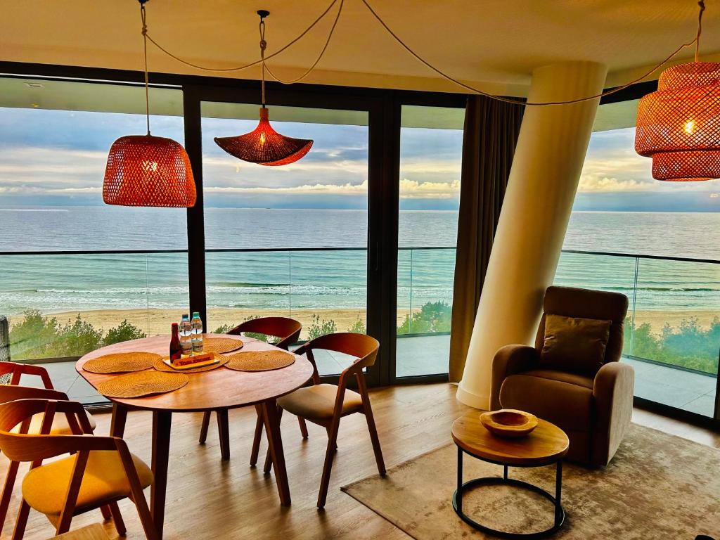 米兹多洛杰Wave Panorama Apartment - Sea View&SPA的海景用餐室